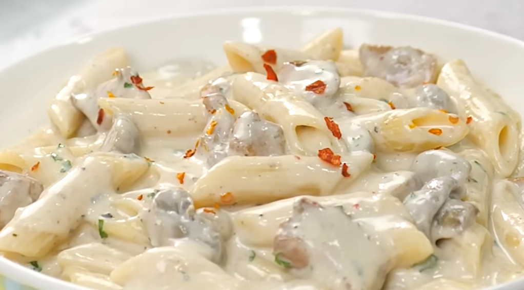 A Comforting, Creamy, Dinner Everyone Will Love! Chicken Cream Pasta Recipe.